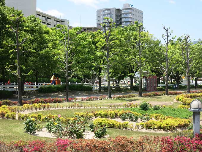 阪神競馬場・セントウルガーデンから公園側