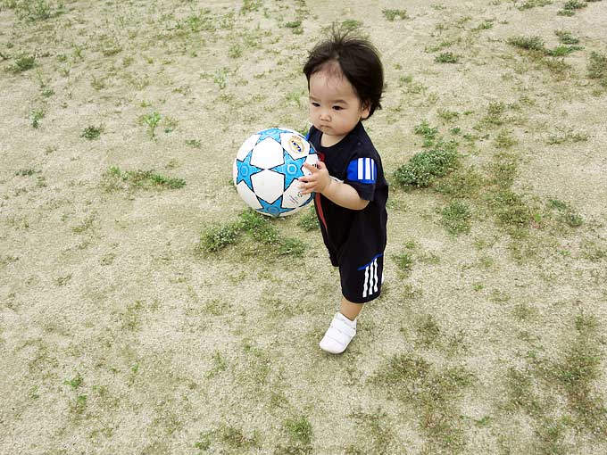 ベビー幼児用のサッカー日本代表ユニフォームでサッカー